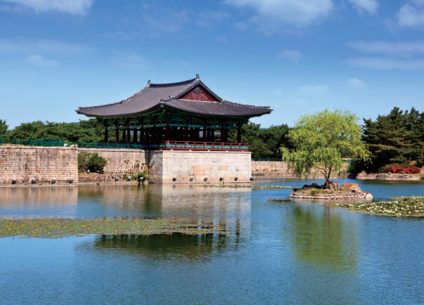 경주 월성지구 안에 있는  신라 왕궁의 별궁이었던 동궁과 연못 월지